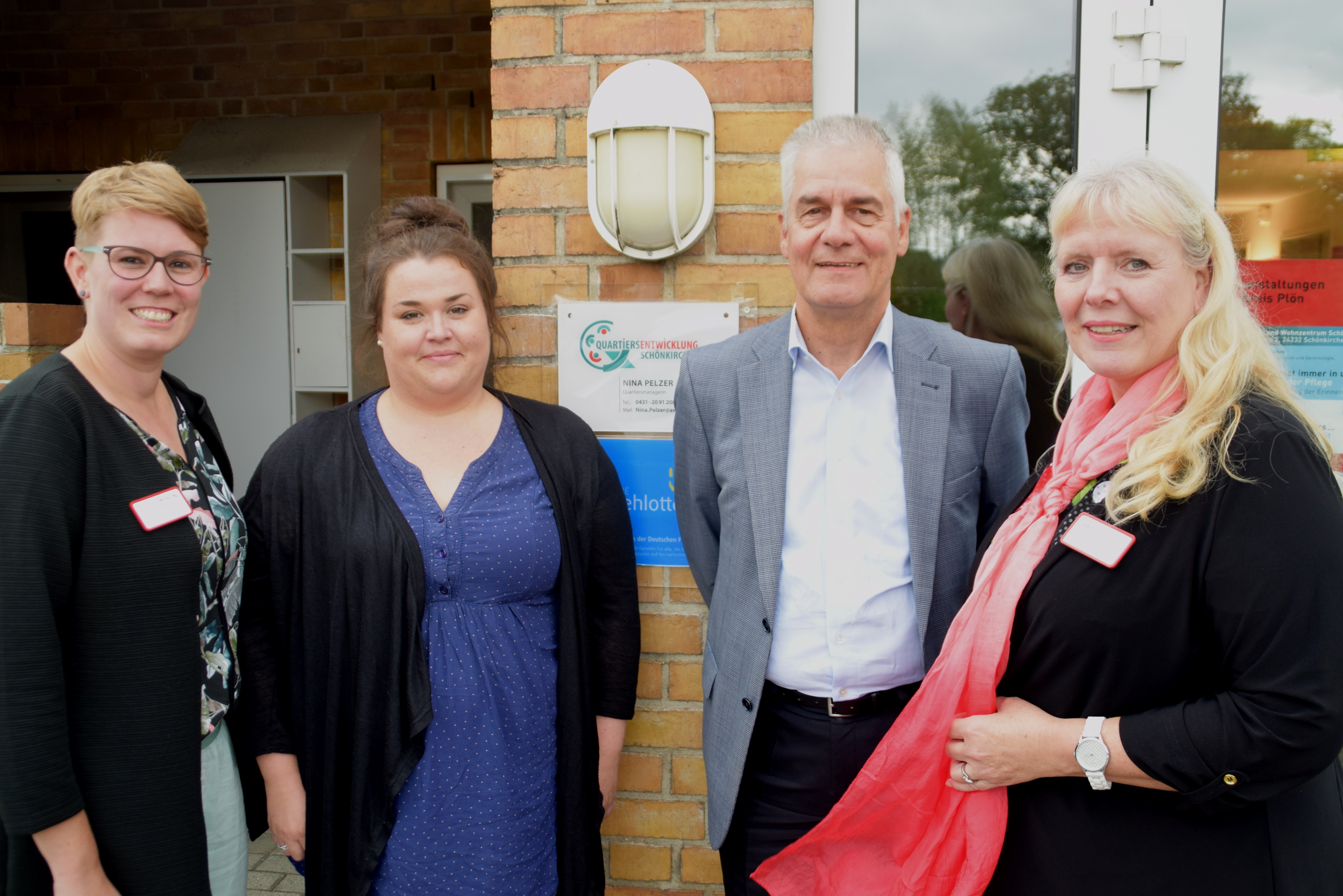Bild vergr&ouml;&szlig;ern: Anike Ohmes (Koordinatorin der Quartiersentwicklung der AWO Pflege gGmbH), Quartiersmanagerin Nina Pelzer, Bürgermeister Gerd Radisch und Margrit Hellberg (Leiterin AWO Service- und Wohnzentrum) freuen sich über das neue Angebot in der Gemeinde..