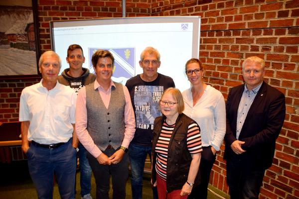Bild vergr&ouml;&szlig;ern: Der Heikendorfer Tourismusbeirat der Wahlperiode 2018-2023: (von links) Dr. Ernst Reimer, Hauke Krützfeldt, Vorsitzender Thomas Pekrun, Frank Gesche,Marion Pauer sowie Bianca Thode und Bürgermeister Tade Peetz (beide ohne Stimmrecht).
