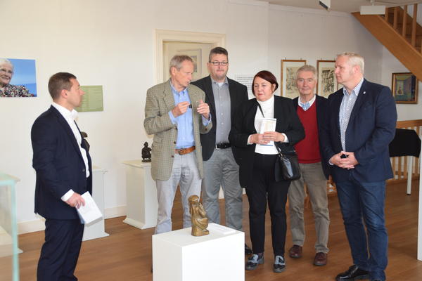Bild vergr&ouml;&szlig;ern: Rundgang durch das Künstlermuseum: (von links) Andrej Nejman, Dr. Hermann Marquort, Kai Bellstedt, Dolmetscherin Ludmila Gulajewa. Dr. Claus Thies, Tade Peetz.