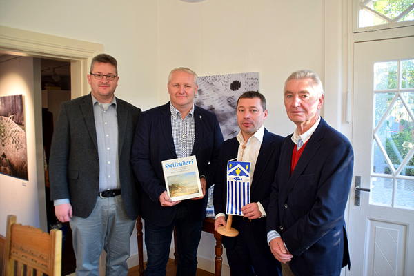Bild vergr&ouml;&szlig;ern: Russischer Besuch im Künstlermuseum Heikendorf: Stellvertretender Landrat Kai Bellstedt , Bürgermeister Tade Peetz, Verwaltungsleiter Andrej Nejman und Partnerschaftsbeauftragter Dr. Claus Thies.