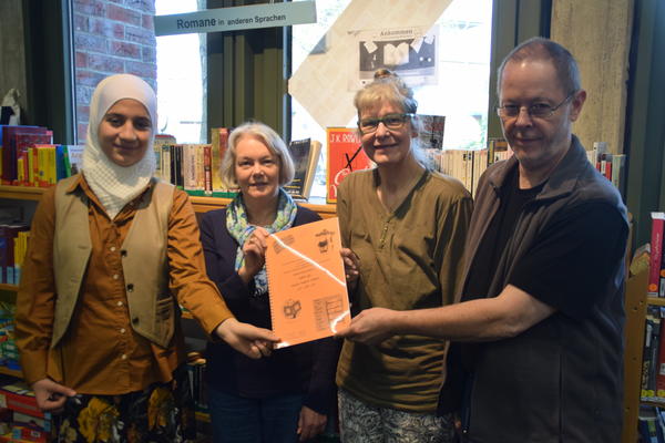 Bild vergr&ouml;&szlig;ern: Nour Al-Hariri, Suzanne Nissen, Beate Geier und Wolfgang Menges präsentieren den neuen dreisprachigen Bibliothekssprachführer.