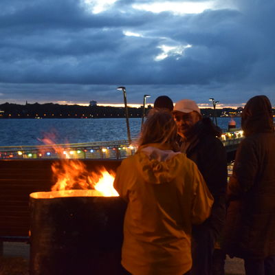 Bild vergr&ouml;&szlig;ern: Eine wärmende Feuertonne für die Besucher und ein beleuchteter Mönkeberger Fähranleger.