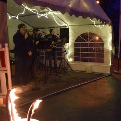 Bild vergr&ouml;&szlig;ern: Die Band Viertakter in Mönkeberg.