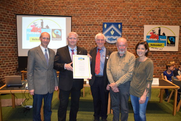 Bild vergr&ouml;&szlig;ern: Bürgermeister Tade Peetz, hier zusammen mit Thorsten Bell (von links), Fairtrade-Ehrenbotschafter Manfred Holz sowie Ulrich Dagge und Nicola Specker von der Steuerungsgruppe, nahm die Auszeichnung Fairtrade-Town entgegen.