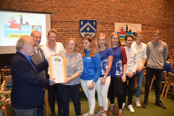 Bild vergr&ouml;&szlig;ern: Albert Röhl überreichte Schulleiterin Karin Bobertz, Elternvertreterin Imke Mathiak sowie Schülern der Fairtrade AG des Heikendorfer Gymnasiums ebenfalls eine Auszeichnung.