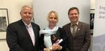 Bild vergr&ouml;&szlig;ern: Bundesverdienstkreuzträgerin Dr. Marianne Ulmer-Biallas hier mit Heikendorfs Bürgermeister Tade Peetz (links) und Kreispräsident Stefan Leyk.