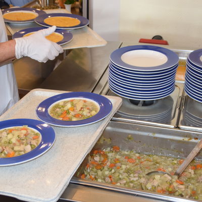 Bild vergr&ouml;&szlig;ern: Am Tag der Suppe wurde in der Schönkirchener AWO-Begegnungsstätte Kohl- und Kürbissuppe ausgegeben.