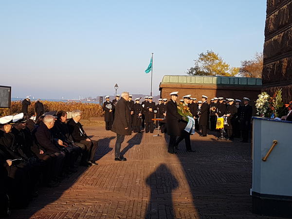 Bild vergr&ouml;&szlig;ern: Kranzniederlegung am Volkstrauertag am U-Boot-Ehrenmal in Heikendorf-Möltenort.