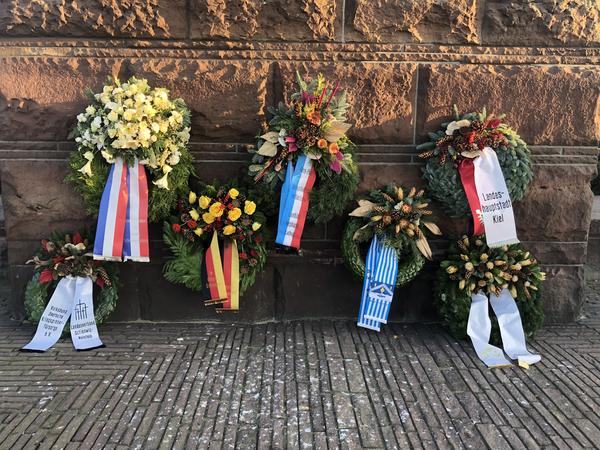 Bild vergr&ouml;&szlig;ern: In Erinnerung an die Kriegstoten und Opfer aller Nationen: Kranzniederlegungen an Ehrenmalen und Gedenksteinen zum Volkstrauertag.
