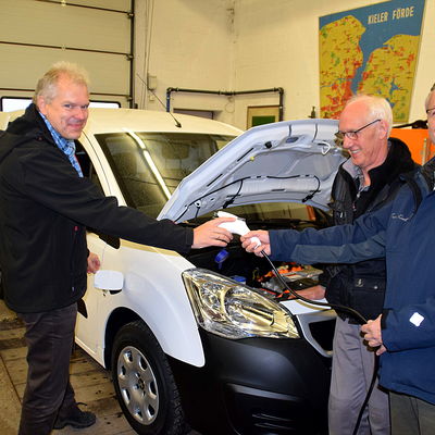 Bild vergr&ouml;&szlig;ern: Harald Rutz und Holger Steen (v.l.) vom Amtsbetriebshof Schrevenborn hier bei der Fahrzeugeinweisung mit Andreas Kuntscher vom Autohaus Ernst.