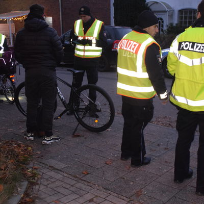 Bild vergr&ouml;&szlig;ern: An den Schulen von Heikendorf und Mönkeberg kontrollierten 28 Polizeibeamte hauptsächlich die Beleuchtung der Fahrräder.