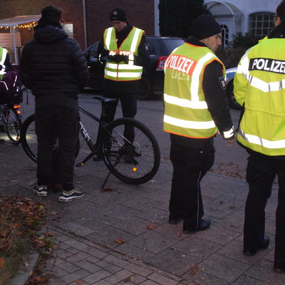 An den Schulen von Heikendorf und Mönkeberg kontrollierten 28 Polizeibeamte hauptsächlich die Beleuchtung der Fahrräder.