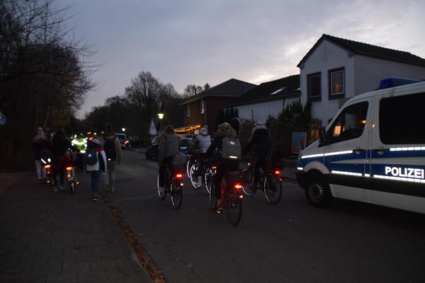 Bild vergr&ouml;&szlig;ern: Fahrradkontrolle um 7.25 Uhr morgens im Heikendorfer Schulredder.