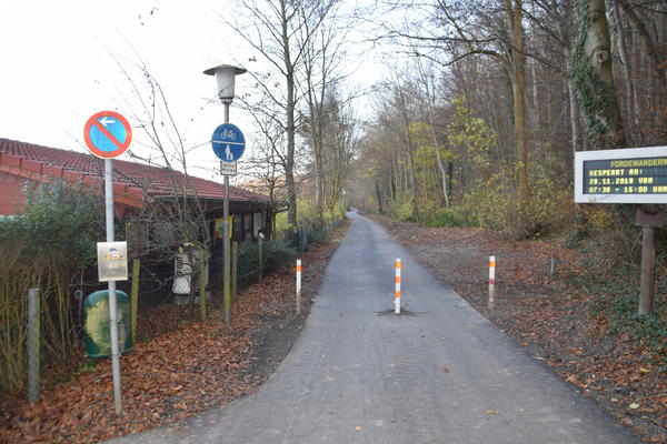 Wieder freigegeben: Der Fördewanderweg im Bereich des Campingplatzes Möltenort ist neu asphaltiert worden.