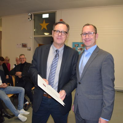 Bild vergr&ouml;&szlig;ern: Der Plöner Schulrat Stefann Beeg (links) ernannte Sven Rathmann zum Sonderschulrektor des Förderzentrums Schönkirchen-Schönberg.