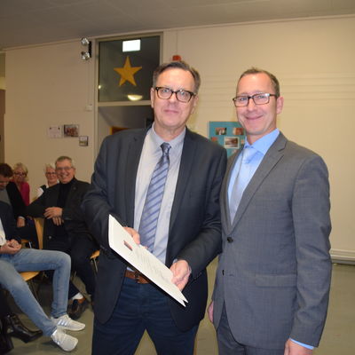 Der Plner Schulrat Stefann Beeg (links) ernannte Sven Rathmann zum Sonderschulrektor des Frderzentrums Schnkirchen-Schnberg. 
