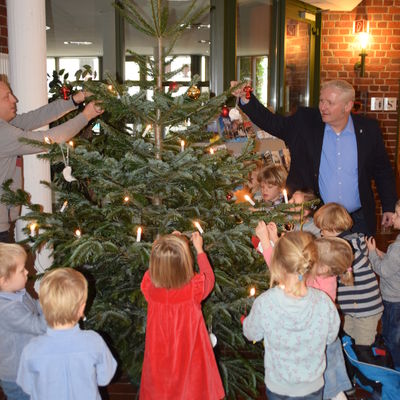 Bild vergr&ouml;&szlig;ern: Kinder des Förderkindergartens beim Tannenbaumschmücken