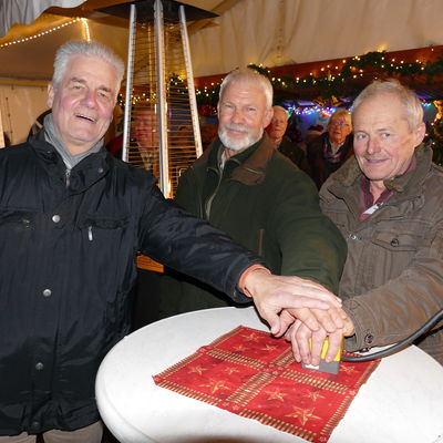 Bild vergr&ouml;&szlig;ern: Die Schönkirchener Weihnachtsbeleuchtung schalteten (v.l.) Bürgermeister Gerd Radisch, Bürgervorsteher Ernst-Peter Schütt und HGV-Vorsitzender Wolfgang Kobs ein.