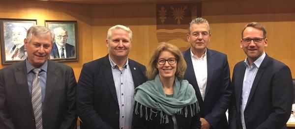 Bild vergr&ouml;&szlig;ern: Heikendorfs Kreistagsabgeordnete freuen sich über den Plöner Kreishaushalt 2019. (V.l) Rainer Weigel (UWG),Tade Peetz (CDU), Dr. Bettina Bonde (FDP) , Hans-Herbert Pohl (CDU) und Gunnar Schulz (FDP).