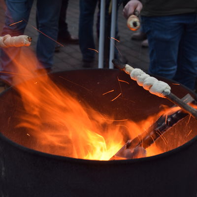 Bild vergr&ouml;&szlig;ern: Am Feuer gegrillte Brote am Stock
