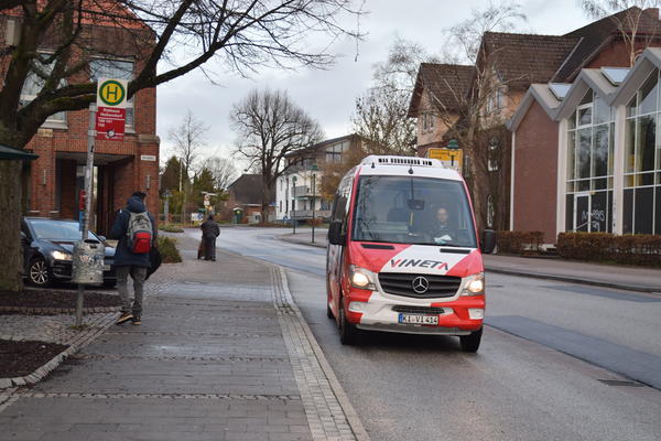 Bild vergr&ouml;&szlig;ern: Der Vineta Ortsbus Schrevenborn verbindet mit der Ringlinie 104 dei drei amtsangehörigen Gemeinden Heikendorf, Schönkirchen und Mönkeberg im 40-Minuten-Takt.