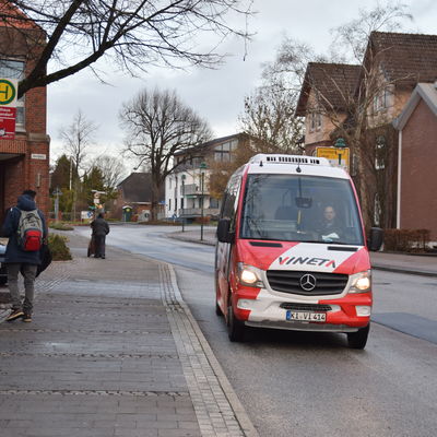 Bild vergr&ouml;&szlig;ern: Der Vineta Ortsbus Schrevenborn verbindet mit der Ringlinie 104 dei drei amtsangehörigen Gemeinden Heikendorf, Schönkirchen und Mönkeberg im 40-Minuten-Takt.
