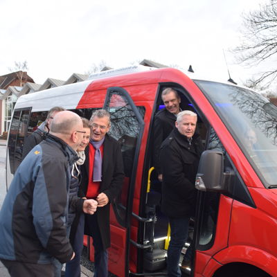 Bild vergr&ouml;&szlig;ern: Viel Spaß hatten (v.l.) Amtsdirektor Ulrich Hehenkamp, Bürgermeisterin Hilla Mersmann, Amtsvorsteher Hans-Herbert Pohl, Bürgermeister Tade Peetz und Vineta-Geschäftsführer Jürgen Ubben (dahinter) bei der Jungfernfahrt.