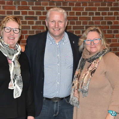 Bild vergr&ouml;&szlig;ern: 1175 Euro für das Weihnachtshilfswerk: Andrea Gesche (links) und Sabine Romann vom Golfclub Kitzeberg.