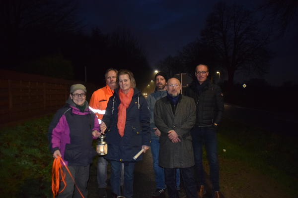 Bild vergr&ouml;&szlig;ern: Bürgermeisterin Hilla Mersmann (Zweite von links) freut sich hier zusammen mit (v.l.) Claudia Gusovius, Michael Dibbern (Straßenmeisterei Klausdorf), den Gemeindevertretern Derek Palme und Robert Falkenau sowie Planer Arne Levsen.
