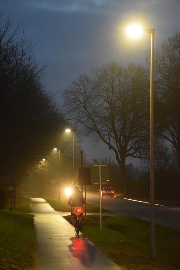 Bild vergr&ouml;&szlig;ern: Endlich beleuchtet ist der kombinierte Rad- und Gehweg an der K 51 zwischen Mönkeberg und Kiel-Dietrichsdorf.