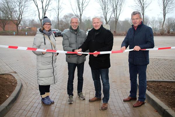 Bild vergr&ouml;&szlig;ern: Freigabe des neuen Parkplatzes auf dem Schul- und Sportgelände Heikendorf: (vl.)Es freien sich Bianca Thode, Gerhard Will, Tade Peetz und Hans-Herbert Pohl.