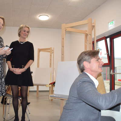 Bild vergr&ouml;&szlig;ern: Unterschriften: Auch Minister Heiner Garg verewigte sich auf einer Kinder-Collage, die für den Eingangsbereich des neuen AWO-Kinderhauses bestimmt ist.