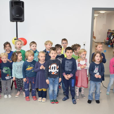 Bild vergr&ouml;&szlig;ern: Musikalischer Auftakt: Diese Kinder sangen zur Gitarrenbegleitung von Birgit Harder.