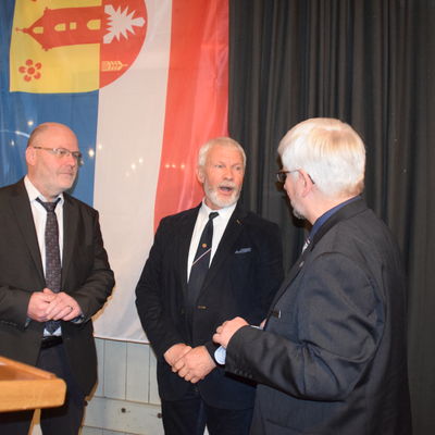 Bild vergr&ouml;&szlig;ern: Und weitere gute Gespräche: (vl.) Amtsdirektor Ulrich Hehenkamp, Ernst-Peter Schütt, Norbert Maroses.