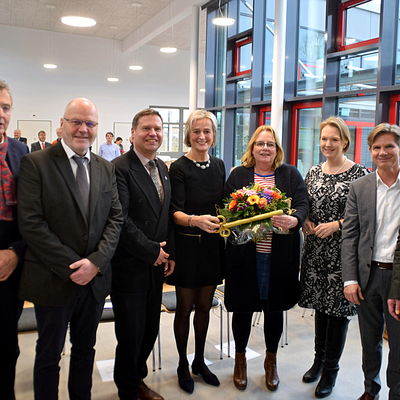 Bild vergr&ouml;&szlig;ern: Symbolische Schlüsselübergabe: (v.l.) Amtsvorsteher Hans-Herbert Pohl, Amtsdirektor Ulrich Hehenkamp, Kreispräsident Stefan Leyk, Hilla Mersmann, Kita-Leiterin Sabine Zimmer-Kubitza, Melanie Bernstein (MdB), Minister Heiner Garg und Werner Kalinka (MdL).