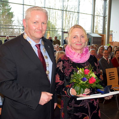 Bild vergr&ouml;&szlig;ern: Tade Peetz ehrte Dr. Marianne Ulmer-Biallas.