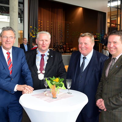 Bild vergr&ouml;&szlig;ern: Amtsvorsteher Hans-Herbert Pohl (von links), Bürgermeister Tade Peetz, Landtagsabgeordneter Werner Kalinka, Kreispräsident Stefan Leyk.