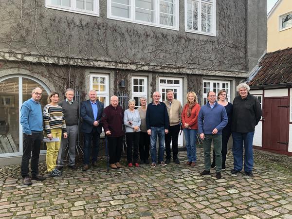 Bild vergr&ouml;&szlig;ern: Der international besetzte  euroArt-Vorstand beim Besuch des Heikendorfer Künstlermuseums.