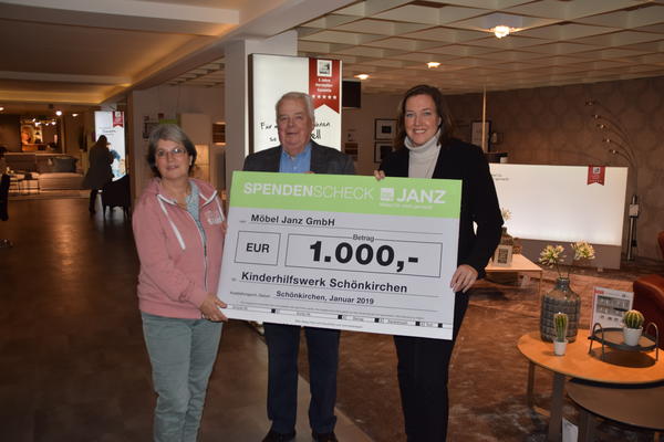 Geschäftsführerin Christiane Janz-Schnack (rechts im Bild) überreichte Anne Potratz und Eckard Jensen vom Vorstand des Kinderhilfswerks einen symbolischen Scheck.  