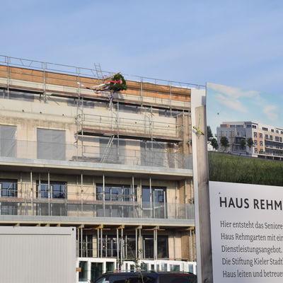 Bild vergr&ouml;&szlig;ern: Baustellenschild und Richtkranz