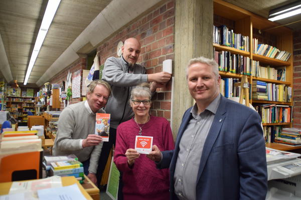 Die Heikendorfer Gemeindebücherei ist jetzt freie WLAN-Zone: Darüber freuen sich v.l. Niels Tönder und Maik Gensch von der IT-Abteilung des Amtes, Büchereileiterin Beate Geier und Bürgermeister Tade Peetz.