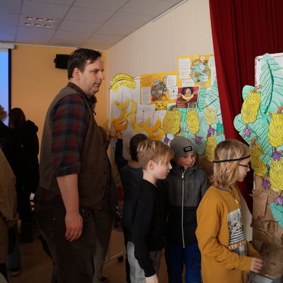  Eine Ausstellung  zum Thema fairer Handel hatte die Grundschule vorbereitet.                   