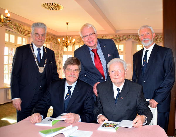 Die Fortschreibung der Chronik stellten Bürgermeister Gerd Radisch, Jochen Buhmann, Bernd Treuschel und Jürgen Waldner vom Planungsteam sowie Bürgervorsteher Ernst-Peter Schütt beim Festempfang vor.