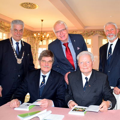 Bild vergr&ouml;&szlig;ern: Die Fortschreibung der Chronik stellten Bürgermeister Gerd Radisch, Jochen Buhmann, Bernd Treuschel und Jürgen Waldner vom Planungsteam sowie Bürgervorsteher Ernst-Peter Schütt beim Festempfang vor.