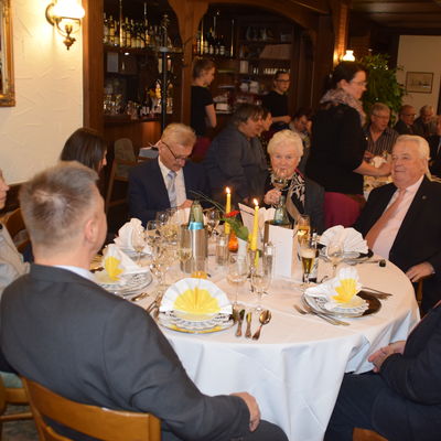 Bild vergr&ouml;&szlig;ern: Gästetisch u.a. mit Gemeindebüroleiterin Sylvia Witt (links), Eckhard Jensen und Andreas Bohm-Ladehof (rechts).