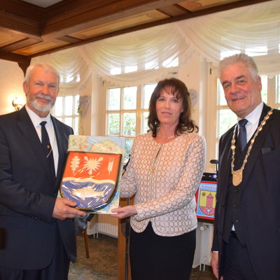 Bild vergr&ouml;&szlig;ern: Landrätin Stephanie Ladwig, flankiert von Ernst-Peter Schütt und  Gerd Radisch (rechts).