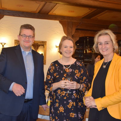 Bild vergr&ouml;&szlig;ern: Die Kreistagsabgeordneten Kai Bellstedt und Hilla Mersmann (rechts) mit der Bundestagsabgeordneten Melanie Bernstein.