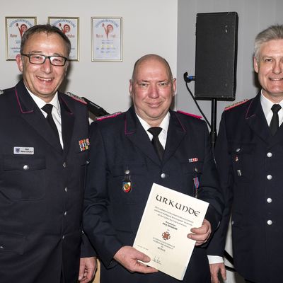 Bild vergr&ouml;&szlig;ern: Das schleswig-holsteinische Feuerwehr-Ehrenkreuz in Bronze gab es für Jörg Kleinfeld, hier zusammen mit Olaf Meier-Lürsdorf (links) und Jens Willrodt.