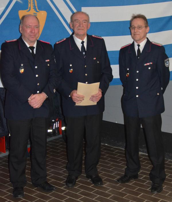 Jörg Kleinfeld (links), der letzmalig in seiner Funktion als stellvertretender Ortswehrführer die Einsatzstatistik verlas, hier zusammen mit Wehrführer Oliver Greve und Reinhard Kloth, der für 50 Jahre Feuerwehrzugehörigkeit geehrt wurde.  