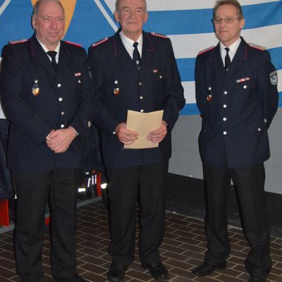 Jörg Kleinfeld (links), der letzmalig in seiner Funktion als stellvertretender Ortswehrführer die Einsatzstatistik verlas, hier zusammen mit Wehrführer Oliver Greve und Reinhard Kloth, der für 50 Jahre Feuerwehrzugehörigkeit geehrt wurde.  